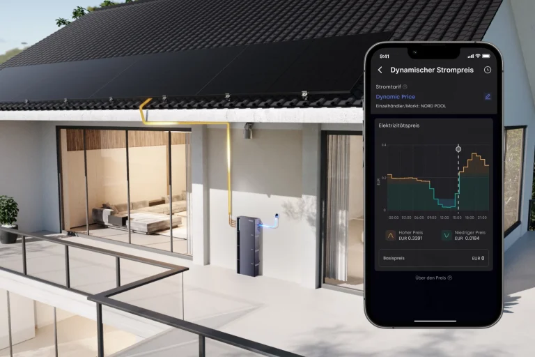 Ein modernes Haus mit Solarpaneelen auf dem Dach und einem smarten Energiemanagementsystem an der Seite, das über Schläuche mit dem Haus verbunden ist. Rechts daneben ist ein Smartphone zu sehen, das eine App mit einem Diagramm dynamischer Strompreise anzeigt, inklusive "Hoher Preis" und "Niedriger Preis" in Euro.
