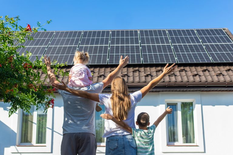 Zonnepanelen op een Nederlands woonhuis met zonnige lucht, illustratie bij gids over zonnepanelen kosten en investering 2026