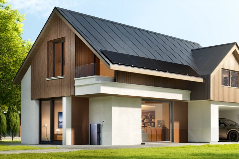 SolidFlex 2000 ECO batterie solaire plug & play branchée sur prise standard, solution de stockage AC pour installation photovoltaïque existante sans travaux