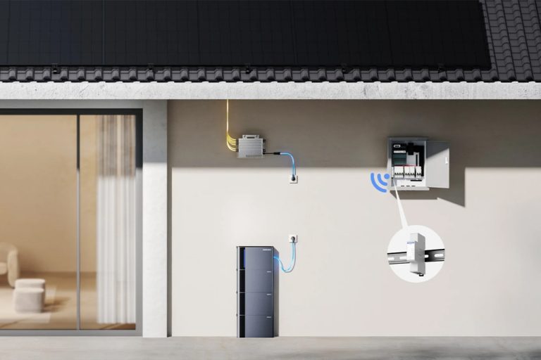 SolidFlex 2000 Balkonkraftwerk mit Speicher auf einem Balkon installiert, modulares Plug-and-Play Solarspeichersystem mit MPPT und bidirektionalem Wechselrichter